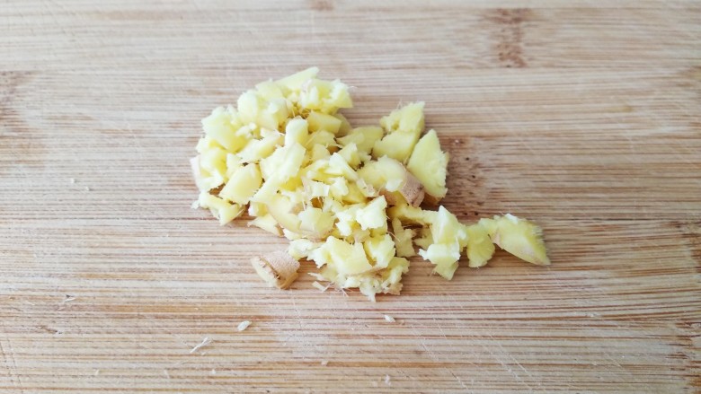 蒜香干煸四季豆,生姜洗净拍破后切碎