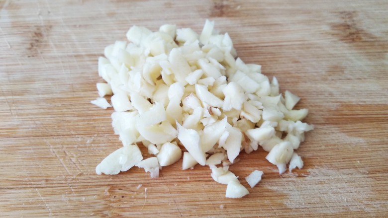 蒜香干煸四季豆,大蒜剥皮洗净拍破后切碎