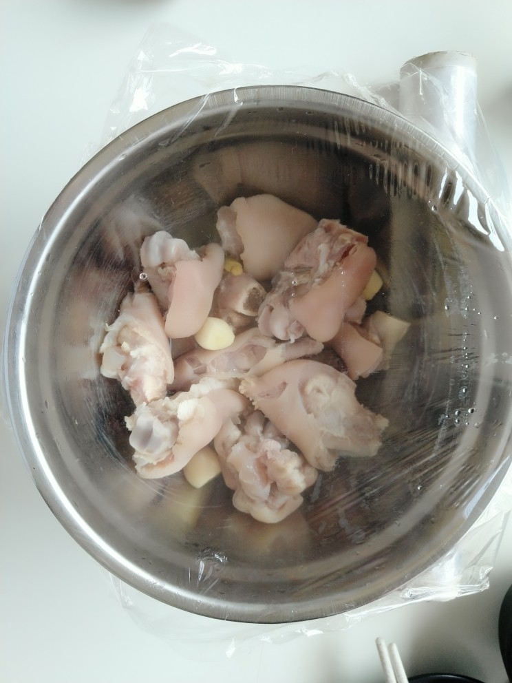 泡椒猪脚,敷上保鲜膜腌制一小时。