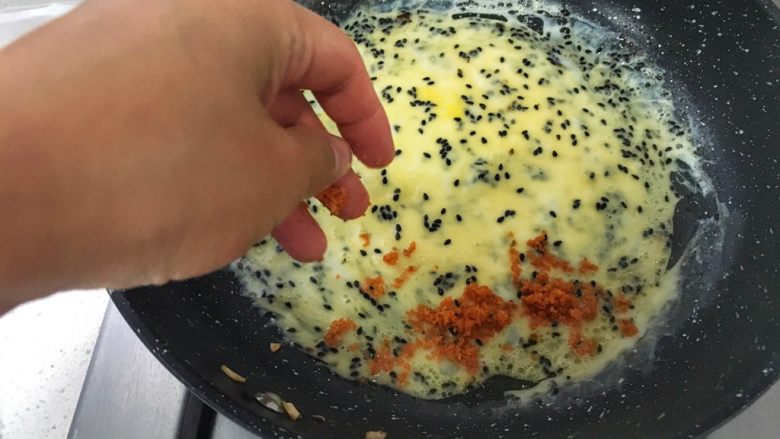 宝宝辅食12M➕三文鱼香菇鸡蛋卷,平底锅烧热后，加入少量油，倒入一半的蛋液，迅速晃动锅，让蛋液均匀摊满煎锅，然后在边缘均匀撒上一排三文鱼松