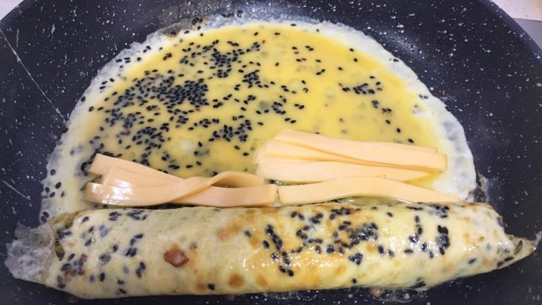 宝宝辅食12M➕三文鱼香菇鸡蛋卷,迅速将奶酪条铺好