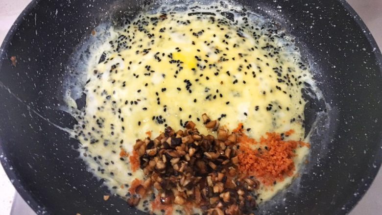 宝宝辅食12M➕三文鱼香菇鸡蛋卷,再将香菇丁铺在三文鱼松上