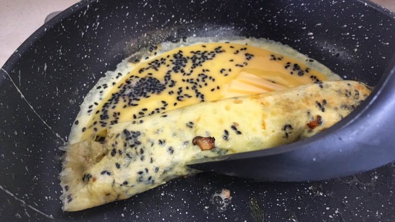 宝宝辅食12M➕三文鱼香菇鸡蛋卷,煎至七成熟后让卷好的蛋卷继续往前卷起