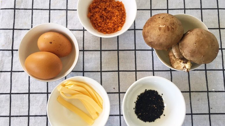 宝宝辅食12M➕三文鱼香菇鸡蛋卷,准备所有材料