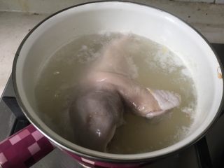 花生猪肚汤,水烧开后焯下猪肚，就是去掉猪肚血水即可。