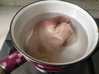 花生猪肚汤,锅里放适量水放入猪肚。
