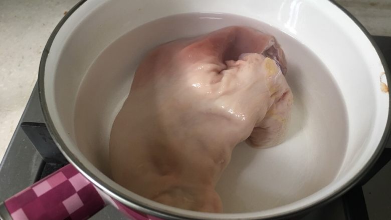花生猪肚汤,锅里放适量水放入猪肚。