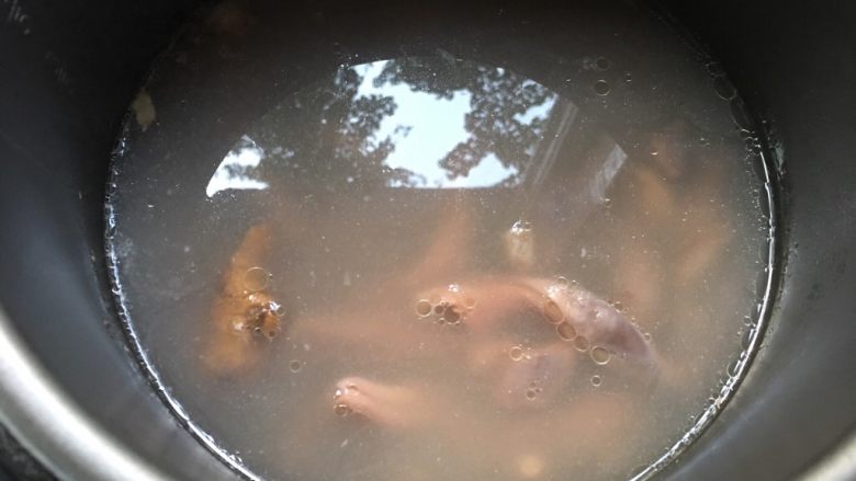 花生猪肚汤,这样煲熟的猪肚通过花生米吸掉了油脂，猪肚汤清香、不油腻。