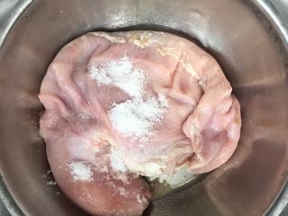 花生猪肚汤,猪肚放一个大盆里，撒上两大勺盐，不要加水直接反复的搓抓，两面都要搓抓。