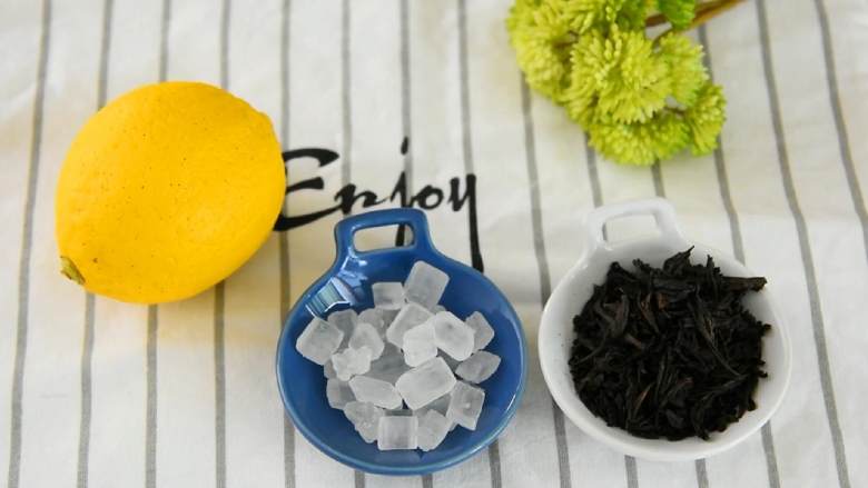 柠檬红茶—干了这一杯，让你清凉一夏,【主料】：红茶 10克|柠檬 1个
【辅料】:冰糖 80克
