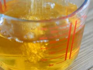 柠檬红茶—干了这一杯，让你清凉一夏,先将茶水倒入其他容器。