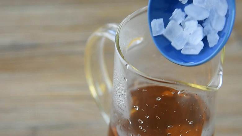 柠檬红茶—干了这一杯，让你清凉一夏,倒入冰糖，搅拌融化。