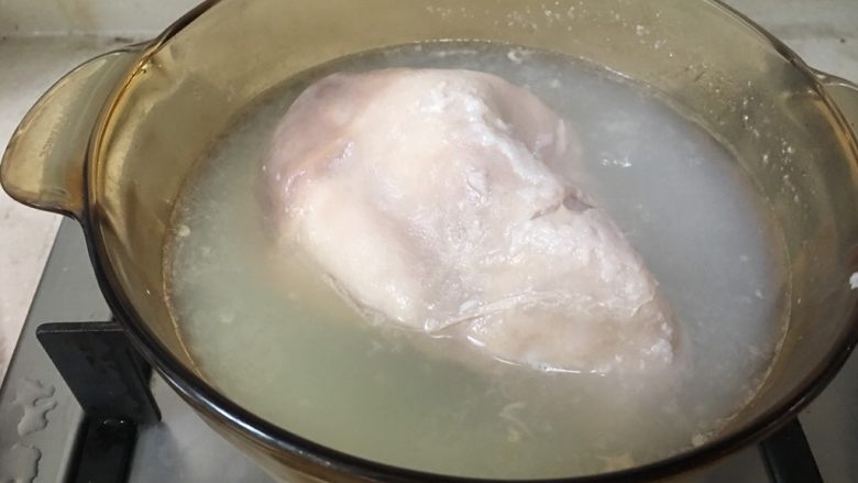 黄豆烧猪肚,锅里放适量水放入猪肚，水烧开后焯下猪肚，就是去掉猪肚血水即可。