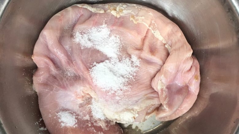 黄豆烧猪肚,猪肚放一个大盆里，撒上两大勺盐，不要加水直接反复的搓抓，两面都要搓抓。