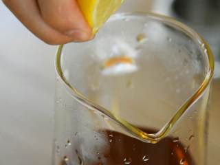 柠檬红茶—干了这一杯，让你清凉一夏,茶水变温时挤入柠檬汁。