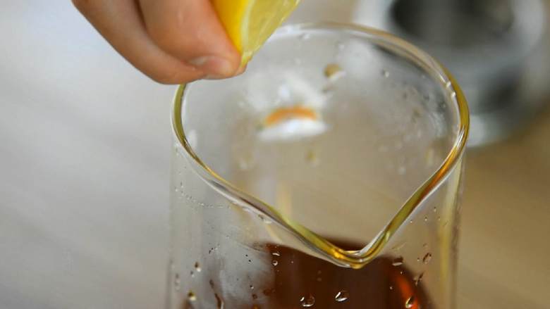 柠檬红茶—干了这一杯，让你清凉一夏,茶水变温时挤入柠檬汁。