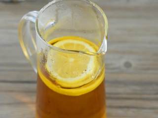 柠檬红茶—干了这一杯，让你清凉一夏,放入柠檬片，搅拌均匀即可。