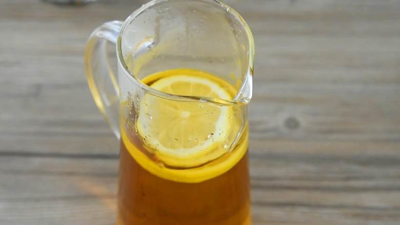 柠檬红茶—干了这一杯，让你清凉一夏,放入柠檬片，搅拌均匀即可。