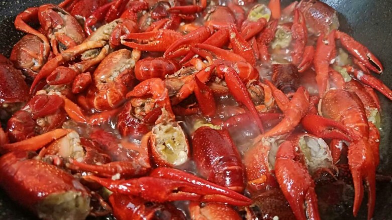 酱香小龙虾,将龙虾油炸至橘红色，捞出控油。