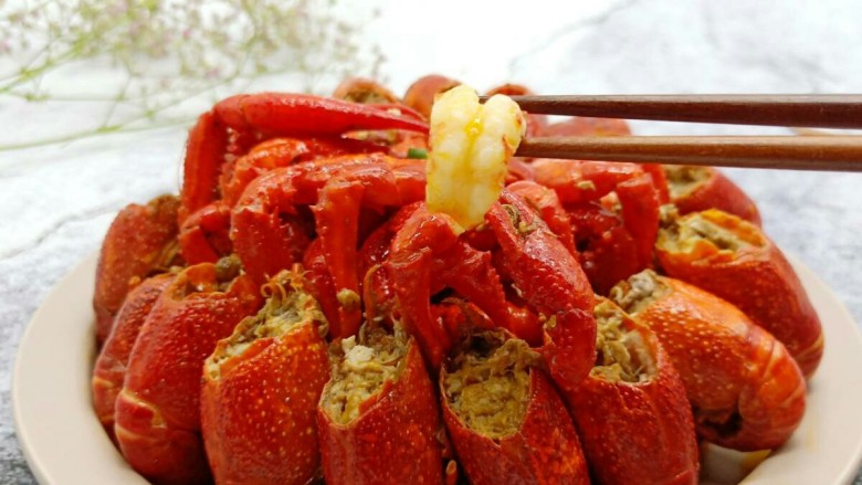 酱香小龙虾,小龙虾的虾肉Q弹，汤汁完全进入虾肉，浓浓的牛肉香味。