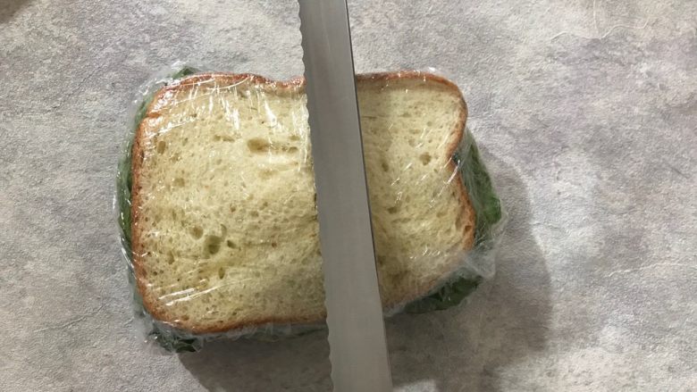 纸盒三明治,吃的时候用锯齿刀将三明治对半切开就可以了