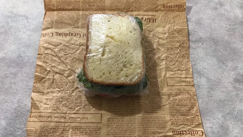 纸盒三明治,取一张你喜欢的油纸，将三明治放在中间位置