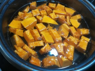 快手红糖南瓜粥,锅里加入适量的水，放入切好的南瓜块。