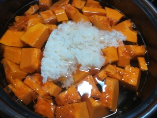 快手红糖南瓜粥,加入一碗剩米饭。