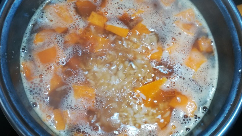 快手红糖南瓜粥,小火煮2、3分钟至红糖慢慢融化。