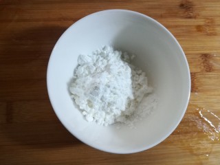 快手红糖南瓜粥,在南瓜粥煮的过程中，我们准备2大勺玉米淀粉。