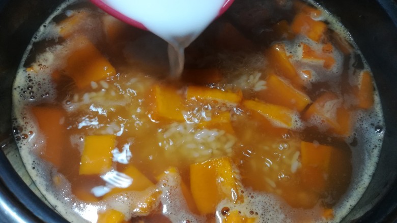 快手红糖南瓜粥,南瓜七成熟的时候就可以加入水淀粉，要顺着锅的一圈淋入生粉。不要等到南瓜完全煮熟，那样在搅拌的时候南瓜容易散掉，就会不成块状了。