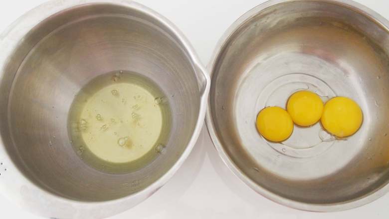 芒果奶油卷,蛋黄和蛋清分离，蛋白放入无水无油的盆子中