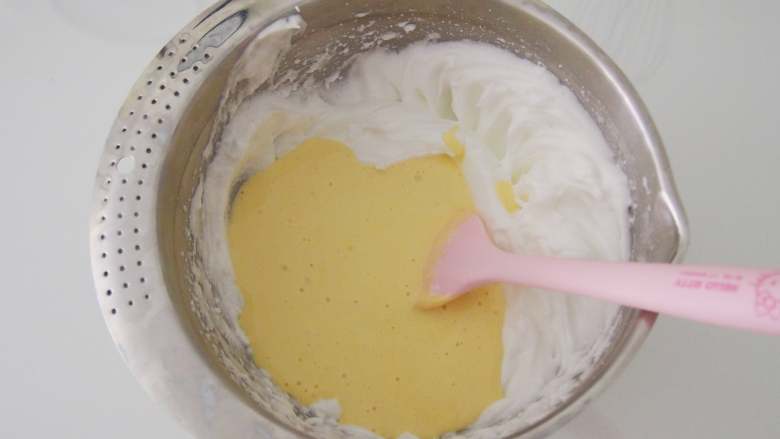 芒果奶油卷,将蛋黄糊倒入剩余的蛋白中，搅拌均匀