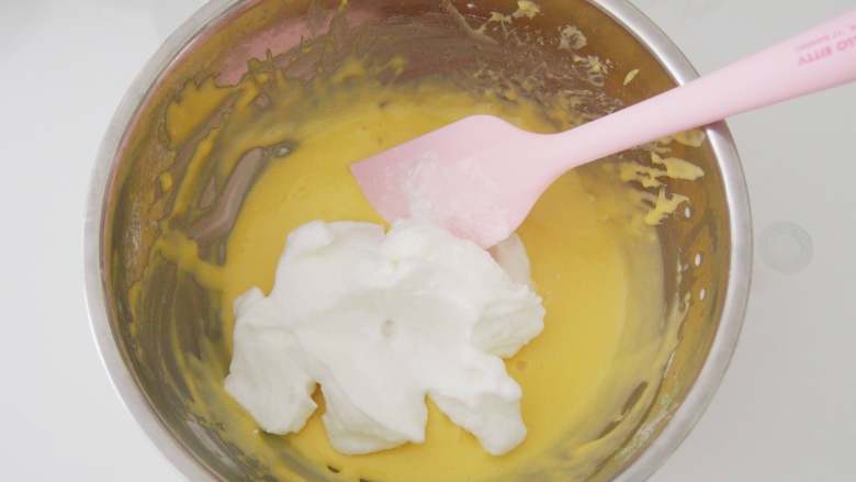 芒果奶油卷,取三分之一的蛋白加入蛋黄糊中，切拌均匀