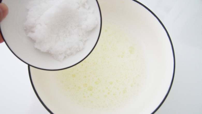 小黄人酸奶蛋糕,蛋白中加入几滴柠檬汁（不加也可以），打发出鱼眼泡加入三分之一糖