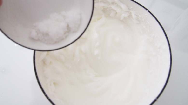 小黄人酸奶蛋糕,打发出现纹路加第二次糖，继续打发至纹路明显加入第三次糖，打至干性发泡