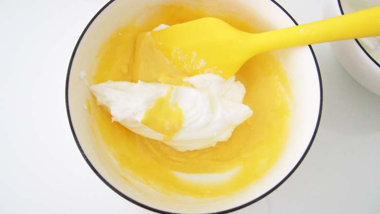 小黄人酸奶蛋糕,取三分之一的蛋白加入蛋黄糊中，切拌均匀