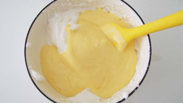 小黄人酸奶蛋糕,将蛋黄糊倒入剩余的蛋白中，搅拌均匀