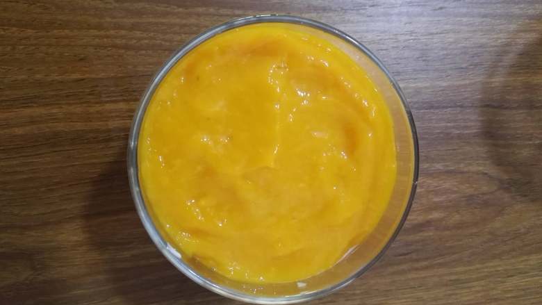 清爽+酸奶芒果杯,最后将芒果泥均匀的倒在最上层。