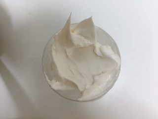 蛋白糖,裱花袋剪掉底部放入裱花嘴，再把裱花袋放入深口杯中，最后把蛋白霜装入裱花袋中。