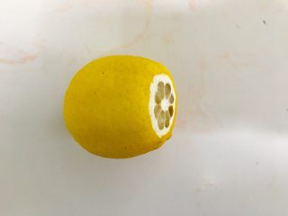 蛋白糖,柠檬用刀切开一端露出柠檬果肉。