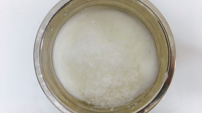 蛋白糖,用电动打蛋器开中速打出大气泡倒入白砂糖。