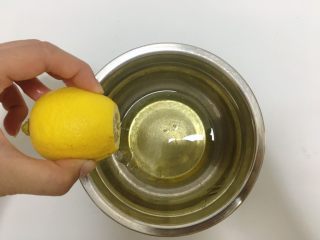 蛋白糖,用手用力按压柠檬，把柠檬汁挤到蛋白里几滴。