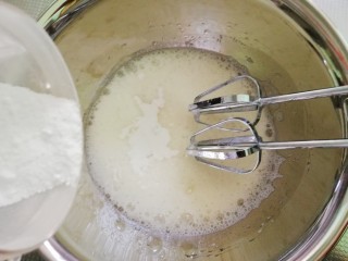 抹茶杯子小蛋糕,先用打蛋器低速打出鱼眼泡，再加三分之一糖粉高速打发