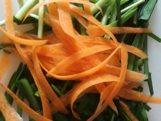 快手菜，肉丝豆芽爆海虾,用刮刀快速刮出胡萝卜丝
