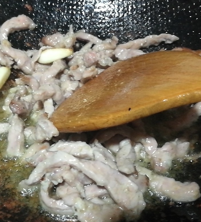 快手菜，肉丝豆芽爆海虾,改大火，加入肉丝快速翻炒，出锅。