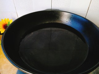 玉米胡萝卜筒骨汤,取出锅具，锅里坐水。