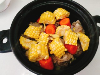 玉米胡萝卜筒骨汤,煲汤最好选用砂锅，把食材全部放入砂锅里。