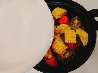 玉米胡萝卜筒骨汤,加入清水，水量可以根据用餐人数来决定。