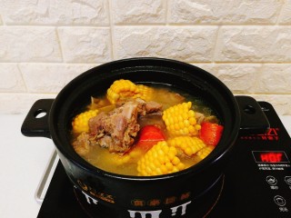 玉米胡萝卜筒骨汤,煲1个小时左右即可关火。